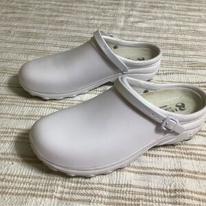 Rockers by Cherokee nursing lightweight skid resistant size